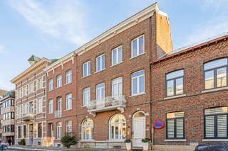 Dit prachtige herenhuis, momenteel in gebruik als B&amp;B, in het centrum van Sint-Truiden is te koop.<br /><br />Momenteel wordt het pand gebruikt als combinatie van eigen bewoning (het gelijkvloers) en het uitbaten van een goed draaiende Bed and Breakfast met drie individuele eenheden. (Hoge bezettingsgraad, omzet en cijfers op aanvraag). Maar er zijn natuurlijk ook vele andere mogelijkheden: volledig gebruiken als Bed and Breakfast, combinatie wonen en werken, co-housing, kangoeroewoning, zorgwonen,. . . .<br /><br />Het prachtige gebouw dateert van 1918, maar werd door de jaren heen volledig onderhanden genomen. Zo werd het voorzien van nieuwe dubbele beglazing met PVC ramen, nieuwe keukens, nieuwe badkamers, nieuwe elektriciteit, . . . . kortom het pand is volledig aangepast aan hedendaags comfort en is helemaal instapklaar.<br /><br />Vorig jaar nog werden er nieuwe hoogrendements-- verwarmingstoestellen geplaatst, de laatste ramen vervangen, zonnepanelen en zelfs een thuisbatterij geïnstalleerd! Helemaal future-proof dus!<br /><br />De indeling is als volgt:<br /><br /><u>Kelder/wasplaats:</u> Een kelderruimte/wasplaats van ongeveer ± 80 m².<br /><br /><u>Gelijkvloers:</u> een gemeenschappelijke inkomhal, ruime leefruimte met hoge plafonds en knappe parketvloer, een tip top uitgeruste keuken met kookeiland, twee ruime slaapkamers, een badkamer met zowel ligbad als inloopdouche en een polyvalente ruimte die kan worden gebruikt als extra eetkamer, bureel, mancave, hobbyruimte . . .  en een leuk tuintje/binnenkoer om heerlijk tot rust te komen.<br /><br /><u>Eerste verdieping:</u> inkomhal, ruime living, volledig uitgeruste keuken met eetkamer, twee slaapkamers, badkamer met inloopdouche.<br /><br /><u>Tweede verdieping:</u>  inkomhal, leefruimte, aparte keuken, ruime slaapkamer, badkamer met inloopdouche.<br /><br /><u>Derde en vierde verdieping:</u> inkomhal, leefruimte met open keuken en slaapkamer, badkamer met douche en een 2e slaapkamer op de mezzanine.<br /><br />Interesse in dit prachtige pand, pal in het centrum? Wenst u graag meer info of  wil u de verschillende mogelijkheden even bespreken? Aarzel niet om contact met ons op te nemen!<br /> 