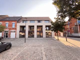 Deze unieke gelijkvloers is gelegen pal in het centrum van Meise. Door zijn ideale, centrale ligging is het pand zeer visibel en aanwezig in de dorpskern. Dankzij verschillende, publieke parkings in de directe omgeving & openbaar vervoer is het eveneens zéér goed bereikbaar voor cliënteel. Bij deze commerciële ruimte kunnen tot 5 ondergrondse parkeerplaatsen worden bijgekocht, wat altijd handig is voor uzelf en het personeel. Het pand zal 'casco' worden opgeleverd en beschikbaar zijn eind 2025.
Wat maakt dit pand juist zo uniek? Het pand heeft een benutbare oppervlakte van maar liefst +/-440m². Geschikt voor r. vrij beroep / kantoor etc. Het gelijkvloers geniet een oppervlakte van 440m². Er is achteraan ook een buitenruimte van 25m2. Het pand is voorzien van de modernste technieken en zal verwarmd worden op geothermie.
BIJZONDERHEDEN:
- Riante totale benutbare oppervlakte van ca. 440m²
- Tal van mogelijkheden
- Volledig vergund ifv handel & diensten
- Inrichting kan nog volledig zelf gekozen worden wegens 'casco' oplevering
Een echte buitenkans!
Heeft u interesse in dit te koop aangeboden handelspand in het centrum van Meise? Aarzel dan niet ons te contacteren voor meer info.