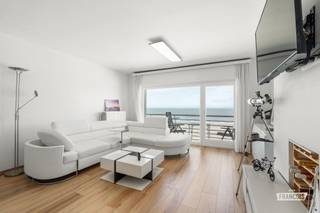 Op een uitzonderlijke ligging aan de Zeedijk van Blankenberge, vlak bij het Oosterstaketsel en de jachthaven, bevindt zich dit volledig gerenoveerde tweeslaapkamerappartement. Dankzij de moderne afwerking, het gunstige EPC en de prachtige verzichten is dit een ideale woonst voor wie op zoek is naar een unieke woonervaring aan zee.<br /><br />Dit stijlvolle appartement van 73 m² werd met oog voor kwaliteit vernieuwd en is volledig instapklaar. De lichtrijke leefruimte sluit aan op het terras, waar u dagelijks geniet van een overweldigend uitzicht op de kustlijn. De strakke, moderne afwerking zorgt voor een exclusieve uitstraling. Verder beschikt het appartement over een volledig uitgeruste keuken, twee volwaardige slaapkamers, een apart gastentoilet en een verzorgde badkamer. De topligging op de Zeedijk van Blankenberge, op wandelafstand van het Oosterstaketsel, winkels, horecazaken en de jachthaven, maakt dit een bijzonder interessante opportuniteit, zowel als vaste woonst, tweede verblijf of investering.<br /><br />Ook op technisch vlak scoort dit appartement uitstekend. Met een gunstig EPC-label C en individuele centrale verwarming op aardgas geniet u van een energiezuinige en comfortabele woonomgeving. Bovendien beschikt het appartement over een privatieve kelderberging in het gebouw, ideaal als extra opslagruimte.<br /><br />Benieuwd naar dit appartement te koop in Blankenberge? Neem vandaag nog contact op met Immo Francois en plan een bezoek. <br /><br />Denkt u eraan om uw woning in Blankenberge te verkopen? Neem vrijblijvend contact op met Iben van Immo Francois in Blankenberge voor een gratis schatting via iben@immofrancois.be.<br /><br />