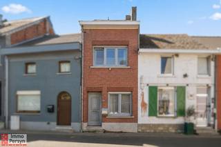 Zoek je een betaalbaar renovatieproject in het hart van Zichem dat je volledig naar je eigen hand kunt zetten? Deze bescheiden rijwoning in de Kapitein Modest Cuypersstraat is de ideale match voor starters of handige Harry's die niet bang zijn om de handen uit de mouwen te steken.<br /><br />De grootste troef is zonder twijfel het diepe perceel van 63 meter. Hier geniet je in je eigen west-gerichte tuin volop van de middag- en avondzon na een drukke dag. Omdat het pand renovatieplichtig is, heb je de volledige vrijheid om de woning meteen modern en energiezuinig in te richten.<br /><br /><u><strong>INDELING</strong></u><br /><strong>Gelijkvloers:</strong> Woonkamer, eetkamer, keuken, patio, toilet, berging<br /><strong>1ste verdieping:</strong> Slaapkamer, ruime badkamer<br /><strong>Tuin: </strong>Diepe, west-gerichte tuin<br /><br />***asbestattest in aanvraag***<br /><br />Ervaar zelf de vele voordelen van deze woning tijdens een persoonlijke rondleiding.<br />Maak vandaag nog je afspraak.<br />Mail naar info@immopersyn.be of bel 013 444 008.