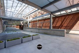 Industriële loft in voormalige fabrieksite!Troeven- Twee autostaanplaatsen en kelder- Ruimte en modern wooncomfort- Vloerverwarming over ganse loft-...