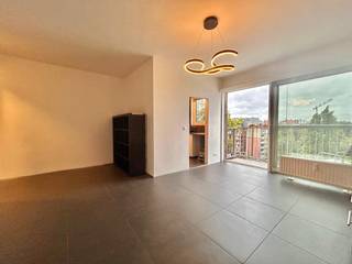 Deze studio van ca. 43 m² op de 8ste verdieping, is DEELS GEMEUBELD en recent gerenoveerd en instapklaar. <br />De studio beschikt over een aangename leefruimte met aparte slaaphoek. <br />Studio met veel lichtinval en een compact zuidgericht terras waar u de hele dag van de zon kunt genieten. Ideaal voor wie comfortabel en zorgeloos wil wonen op een goede locatie.<br />Badkamer, compact en praktisch, voorzien van lavabo en bad/douche. Er is een apart toilet voorzien. <br /><br />Huurprijs €750/ mnd + Alg kosten €150/ mnd ( provisie verwarming, water en alg onderhoud/ gebruik algemene delen) <br />Elektriciteit, internet en tv individueel.<br /><br />Direct beschikbaar.<br /><br />WILT U AANWEZIG ZIJN OP HET BEZOEKMOMENT? RESERVEER UW PLEK:<br /><br />https://360.zabun.be/public/visitreservationcomponent/visitreservation.aspx?guid=E261B857-4F8C-4DD0-90C7-9EDB58A3A748&languageid=nl&id=85059613&c=BE
