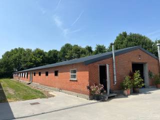 loods te huur, wind- en waterdicht<br />oppervlakte: 205 m²<br />elektrische toegangspoort vooraan<br />enkel voor opslag<br />Huurprijs: € 350 + kosten