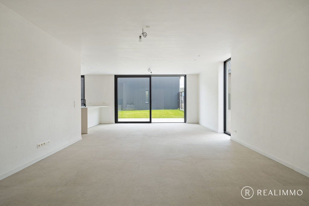 Instapklaar &amp; stijlvol wonen met aangelegde tuin, oprit én terras! - photo 5