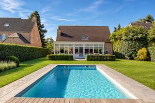 <span>Met gepaste trots stellen wij u deze uitzonderlijke woning voor op toplocatie te Emblem. Heerlijk rustig gelegen, is deze woning absolute topklasse in zijn segment. Dit unieke eigendom beschikt onder andere over een prachtig perceel van 1035 m2, een verwarmd zwembad, een stijlvol poolhouse, een knappe orangerie en een gunstig EPC. <br /><br />Qua locatie is het landelijke karakter van Emblem een fantastische troef. Fietstochten kunnen zo in de achtertuin beginnen! <br /><br />Deze schitterende woning werd in 2003 voor de huidige eigenaars getekend en gebouwd, met een duidelijke klemtoon op gebruikte materialen en contact met de knappe tuin. De woning werd sindsdien altijd met veel liefde onderhouden. Onderaan "documenten & plannen" kan u de grondplannen alsook het EPC terugvinden. <br /><br />Gelijkvloers: ruime inkomhal met gastentoilet, living met gashaard, open en volledig ingerichte keuken, knappe orangerie (2011), bureau, berging, garage incl aansluiting was/droogmachine<br /><br />Eerste verdieping: 4 slaapkamers waarvan er 3 beschikken over ingemaakte kasten, badkamer met zowel bad als douche, uitklapbare trap richting de zolder<br /><br />Qua buitenruimte is dit absoluut een pareltje, de zeer goed onderhouden tuin met verwarmd zwembad doet vanzelfsprekend wegdromen. Onvergetelijke zomeravonden gegarandeerd! <br /><br />Troeven:<br /><br />- Oprit + garage<br />- Zeer goed onderhouden<br />- 4 slaapkamers + bureau<br />- Verwarmd zwembad (2013) + poolhouse<br />- Knappe orangerie (bijgebouwd in 2011)<br />- Rolluiken + vliegenramen<br />- Alarmsysteem<br />- Conforme elektriciteit<br />- Regenwaterput<br />- EPC B label<br /><br />Kortom, een instapklare droomwoning waar u met alle comfort van kan genieten!<br /><br />Bent u benieuwd naar deze unieke kans en wenst u graag eens te komen kijken? Voor meer info of een bezoek ter plaatse kan u contact opnemen met Jakob via jakob@reds.be of op 0483 488 249</span>