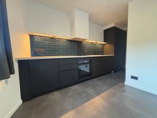 <span><strong>**Moderne studio inclusief autostaanplaats**</strong></span><br /><br />In dé Broekstraat te Heverlee, nabij Leuven Centrum, Abdij van Park, belangrijke verbindingswegen en het openbaar vervoer kan je deze uiterst rustig gelegen studio vinden. De unit zelf is in een zeer goede staat en werd steeds onderhouden met de grootste zorg. De meubels op de foto's zijn van de huidige huurders dus wij bieden een niet-bemeubelde studio aan. Aansluiting wasmachine is aanwezig en de unit zelf is voorzien van een warmptepomp wat zorgt voor een energiezuinig verbruik. <br /><br /><span><strong>Onmiddellijk beschikbaar!</strong></span><br /><span><strong>Maandelijkse huurprijs is 790,- EUR (autostaanplaats inbegrepen) + 70,- EUR gemeenschappelijke lasten en water + elektriciteit privatief. <br /></strong></span>Contact: verhuur@connect-immo.be<br /><br />EPC: label B - UC: 3400142