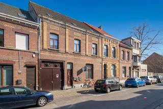 <p><span>HOBOKEN | PROPRIETE PROPRIETE COMPOSEE DE TROIS APPARTEMENTS, LOGEMENT ET JARDIN SUR UNE SUPERFICIE TOTALE DE 300m² | SUPERFICIE VISIBLE D'ENVIRON 460m². </span></p><p><span>Actuellement décrit au cadastre comme habitation.</span></p><p><span>Informations complémentaires :</span></p><ul><li><span>Trois appartements avec trois à quatre chambres à coucher par appartement.</span></li><li><span>Hangar gigantesque avec de nombreuses possibilités</span></li><li><span>Jardin orienté sud</span></li><li><span>Compteurs séparés </span></li><li><span>Possibilité de logements généreux</span></li><li><span>Proche des transports en commun, des commerces et des écoles</span></li></ul><p><span> </span></p><p><span> </span></p><p><span> </span></p>