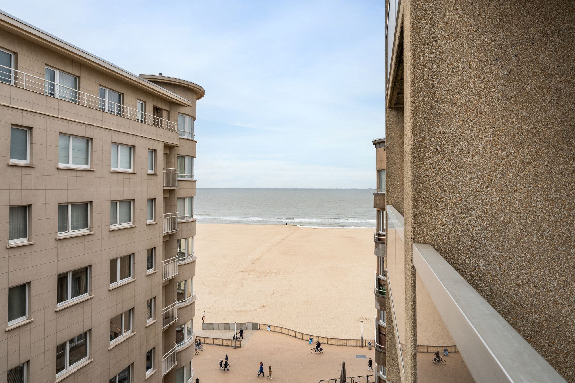 Studio met zijdelings zeezicht pal in centrum Oostende - foto 4