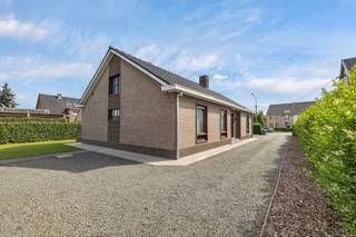 Deze ruime vrijstaande woning ligt op een perceel van maar liefst 1247m² opp. <br />Het heeft een strategische ligging gelegen in de nabijheid van de E40 op de kruising tussen Drongen, Deinze, Deurle en Nevele.<br /><br />De woning beschikt over een bewoonbare opp. van 278 m² excl. bijgebouwen.<br /><br />Op het gelijkvloers (176m²), vindt u een inkomhal met gastentoilet, een lichtrijke woonkamer van 40 m², een volledig geïnstalleerde keuken met aansluitende berging, een aparte wasplaats en een nachthal die toegang geeft tot 3 volwaardige slaapkamers.<br />Dankzij de hoge plafonds en grote ramen is er veel lichtinval. Het ruimtelijk gevoel wordt nog versterkt doordat de woning zich 3 treden boven grondoppervlak bevindt.<br /><br />De verdieping (102m²), bereikbaar via een vaste trap, momenteel ingericht als zolder en biedt tal van opties voor verschillende doeleinden. <br />Deze grote extra ruimte kan worden ingericht als bijkomende slaapkamers, hobbyruimte, bureau of zelf studio.<br /><br />De tuin is volledig aangelegd en biedt maximale privacy dankzij de gunstige oriëntatie en het royale perceel. Daarnaast beschikt de woning over een ruime garage en een tuinhuis.<br />Dankzij de royale oppervlakte is deze woning o.a. ook uitermate geschikt voor combinatie wonen/werken en bv. het inrichten van een kantoor, kabinet, praktijkruimte of atelier.<br /><br />De vermelde prijs betreft een richtprijs. De eigenaar-verkoper behoudt zich steeds het recht voor om een bod al dan niet te aanvaarden.