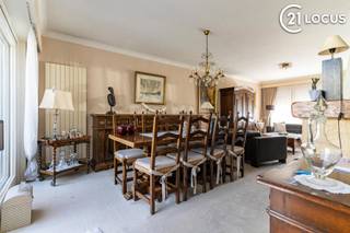 <p>In een rustige en aangename woonomgeving in Haasdonk (Ropstraat 28) bevindt zich deze zeer goed onderhouden gezinswoning met 3 slaapkamers, een mooie tuin met vrij zicht en een inpandige garage. Ideaal voor wie ruimte, comfort en een sterke ligging zoekt.</p>
<p>Bij het binnenkomen valt meteen de degelijkheid en het potentieel op. De inkomhal leidt naar een lichtrijke leefruimte met een open indeling en aangenaam ruimtegevoel. Aansluitend vind je de keuken met eetplaats/veranda, met uitzicht op de tuin — een fijne plek voor het dagelijkse gezinsleven.</p>
<p>Op de verdieping zijn er 3 volwaardige slaapkamers, geschikt voor gezinnen, thuiswerk of hobby’s. De woning is instapklaar en praktisch ingedeeld, met mogelijkheden om naar eigen smaak te moderniseren. Extra troeven zijn de twee toiletten, een praktische kelder en een ruime, vlot toegankelijke zolder met veel bergruimte.</p>
<p>De tuin is een echte meerwaarde: mooi aangelegd en met een vrij, groen uitzicht achteraan, ideaal om in alle rust te genieten. Het tuinhuis is in uitstekende staat en biedt extra opbergruimte. Achteraan is er bovendien plaats voor een moestuin.</p>
<p>De ligging is bijzonder gunstig. Op wandelafstand vind je een school, sporthal en een speelbos — perfect voor gezinnen met kinderen. De oprit van de E17 ligt op slechts 2 km, wat zorgt voor een vlotte verbinding.</p>
<p>Verder beschikt de woning over een inpandige garage en twee private parkeerplaatsen op eigen terrein.</p>
<p>EPC: 312 kWh/m² (label D) – geen renovatieverplichting.</p>
<p>Een woning met een sterke basis, aangename leefruimtes en een aantrekkelijke buitenomgeving. Zeker een bezoek waard.</p>