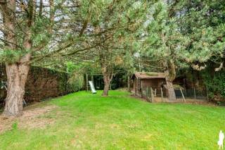 <strong>Charmante villa met 4 slaapkamers, 2 badkamers en tuin met volledige privacy</strong><br /><br /><strong>Algemeen:</strong><br />- Bewoonbare oppervlakte: ca. 240 m²<br />- Oost georiënteerd perceel van 1220 m²<br />- Volledige privacy <br />- Optimale lichtinval<br />- Grote leefruimte (ca. 50 m²) met authentieke parketvloer<br />- Volledig geïnstalleerde keuken met Siemens toestellen <br />- Master bedroom en douchekamer op het gelijkvloers<br />- 3 grote slaapkamers op de eerste verdieping<br />- Badkamer met ligbad <br />- Inpandige garage met wasplaats/berging<br />- Grote oprit met voldoende parkeergelegenheid<br /><br /><strong>Onmiddellijke omgeving:</strong><br />- Zeer vlotte bereikbaarheid naar Antwerpen en Brussel (E19 en trein)<br />- Nabij het centrum van Kontich-Waarloos met scholen, winkels, openbaar vervoer en verschillende natuurgebieden op fiets- en wandelafstand<br /><br /><strong>Technische kenmerken:</strong><br />- Bouwjaar 1958; eerste renovatie 1996<br />- Zeer degelijke constructie<br />- Aanbouw gelijkvloers (2005)<br />- CV op gas <br />- Kelder en kruipruimte onder gehele woning<br />- Rieten dak reeds vernieuwd<br />- Dubbele beglazing PVC profielen met automatische rolluiken <br /><br /><strong>Indeling:</strong><br /><span>Gelijkvloerse verdieping (ca. 145 m²)</span><br />- Inkomhal met vestiairekast<br />- Apart gastentoilet<br />- Grote leefruimte met veel raampartijen <br />- Volledig geïnstalleerde keuken met toegang tot tuin en terras<br />- Aanbouw met master bedroom en douchekamer<br />- Garage met wasplaats <br />- Toegang naar de kelder<br /><br /><span>Eerste verdieping (ca. 96 m²)</span><br />- Traphal <br />- 3 ruime slaapkamers <br />- Badkamer met ligbad en 2 WT<br />- Toegang bergzolder onder het dak<br /><br />Voor meer informatie kan u terecht op www.deboerenpartners.be.