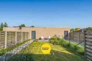 Op een rustige locatie, op wandel- en fietsafstand van het centrum van Oudenburg, wacht deze verrassend ruime en energiezuinige bel-etagewoning (2011) op haar nieuwe bewoners. Met een bewoonbare oppervlakte van maar liefst 183 m², een hoogwaardige afwerking en een prachtig aangelegde onderhoudsvriendelijke tuin, is dit een woning waar u meteen kunt intrekken.<br /><br />De volledige woning werd afgewerkt met vliesbehang en professioneel geschilderd, wat zorgt voor een strakke, tijdloze uitstraling en een instapklaar geheel.<br /><br />De gelijkvloerse verdieping verwelkomt u met een verzorgde inkomhal met vestiaire. Achteraan bevindt zich de uitzonderlijk ruime inpandige garage, die niet alleen plaats biedt aan meerdere wagens en fietsen, maar ook perfect kan dienen als hobbyruimte, atelier of recreatieruimte. Daarnaast vindt u hier nog een wasplaats en extra bergruimte.<br /><br />Op de eerste verdieping geniet u van een lichtrijke leefruimte met directe toegang tot het terras. De stijlvolle Diapal-keuken is volledig uitgerust met kwalitatieve toestellen en vormt samen met de eetplaats het hart van de woning. Een apart gastentoilet en een praktische berging vervolledigen deze verdieping.<br /><br />De tweede verdieping beschikt over drie comfortabele slaapkamers en een complete badkamer met ligbad, douche, toilet en wastafelmeubel. De geïsoleerde zolder zorgt bovendien voor extra opbergruimte.<br /><br />De fraai aangelegde tuin is een echte meerwaarde: onderhoudsvriendelijk, perfect verzorgd en voorzien van twee gezellige terrassen waar u op elk moment van de dag van de zon kunt genieten. Achteraan is bovendien een extra garage bereikbaar via de tuin, die optioneel kan worden aangekocht.<br /><br />Een instapklare woning waar ruimte, kwaliteit en een uitstekende ligging perfect samenkomen.<br /><br />📞 Interesse? Bel ons vandaag nog op 059/250 590 en ontdek deze prachtige woning tijdens een bezoek!