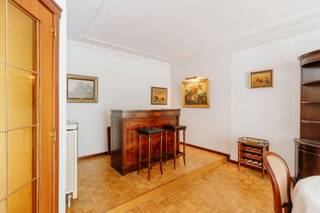 <p><strong>Dit tweeslaapkamer appartement is gelegen aan het gezellige park Distelhoek</strong>, dichtbij invalswegen, scholen, winkels en openbaar vervoer. Je geniet van een uitstekende bereikbaarheid en een comfortabele woonomgeving.</p><p><br /></p><p><strong>Het appartement bestaat uit</strong> een ruime inkomhal met ingebouwde kast - een grote woonkamer met mozaïekparket in blokpatroon en authentieke elementen zoals de elegante plafondrozet en ornamentiek, de goud geweven radiatoromkasting met marmeren bovenplaat en de sierschouw - een aparte keuken met toegang naar het terras die zicht heeft op het park Distelhoek - een apart toilet - een badkamer met douchecabine en bad - twee volwaardige slaapkamers met ingebouwde kasten waarvan één toegang geeft tot het achterste terras - een kelderberging - via de straatkant heb je toegang tot het achterliggende complex met garagebox nr. 16 die mits meerprijs aangeboden wordt.</p><p><br /></p><p><strong>Troeven: </strong>Locatie - 2 terrassen - De garagebox is optioneel mits meerprijs - Authentieke elementen - Elektrische rolluiken - renovatiepotentieel - Lift</p>