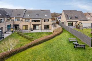 <p><strong>Modern en lichtrijk wonen met een groen accent.</strong></p><p></p><p><strong>Dit verzorgde gelijkvloerse appartement combineert de rust van een gemeenschappelijke tuin met de nabijheid van het centrum van Herent. Het appartement beschikt over twee slaapkamers, een zonnig terras en een praktische indeling die direct een thuisgevoel creëert, een kelderberging en een autostaanplaats.</strong></p><p></p><p><em>Heb je interesse en wil jij als eerste de kans grijpen om jouw droomwoning te ontdekken? We trappen onze verkoop af met een </em><strong><em>exclusieve “Avant-Première” op vrijdag 17/07 en zaterdag 18/07</em></strong><em>. Plan nu jouw bezoek via de ‘Plan jouw bezoek’ knop. De richtprijs bedraagt 349.000 euro. De biedingstermijn loopt tot en met 20/07. Bekijk hieronder het Avant-première reglement.</em></p><p></p><p>De inkomhal met vestiaireruimte zet de toon door een glazen deur die de leefruimte verbindt en extra lichtinval binnenlaat. In de woonkamer zorgt de massieve parketvloer in combinatie met dimbare led-inbouwspots voor een eigentijdse en warme uitstraling.<br />De halfopen keuken is functioneel ingericht met een bijbehorende eethoek.<br />Directe toegang tot de buitenruimte is gegarandeerd via het grote schuifraam in de leefruimte.</p><p></p><p>Het appartement telt twee slaapkamers en een badkamer uitgerust met douche, toilet en wastafel.<br />Een interne berging met aansluiting voor een wasmachine verhoogt het dagelijkse gebruiksgemak.</p><p></p><p>Buiten geniet je op het zuidgerichte terras van een vrij zicht op de gemeenschappelijke tuin.<br />Bij het appartement horen bovendien een kelderberging en een autostaanplaats in het ondergrondse garagecomplex.</p><p></p><p>Residentie "Bijlok" (1997) wordt beheerd door een syndicus.<br />De provisie voor de maandelijkse kosten (incl brandverzekering) bedraagt 140 €/maand.</p><p></p><p>Gunstige EPC: 158 kWh/m²/jaar (label B).</p><p>Verwarming: er werden recent nog nieuwe warmtepompen geplaatst. Het pand is asbestveilig, de elektriciteit is conform, voorzien van vliegenramen en is uitstekend onderhouden.</p><p><br />Door de centrale ligging en de onmiddellijke instapklaarheid is dit appartement zowel geschikt voor eigen bewoning als een waardevaste investering.</p><p><strong><em>Wij nodigen je graag uit om de troeven van dit appartement ter plaatse te ontdekken.</em></strong></p>