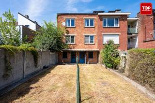 Dit ruim appartement maakt deel uit van een kleinschalige residentie met slechts twee appartementen en is uitstekend gelegen op fietsafstand van het centrum van Gent.<br /><br />Scholen, winkels en openbaar vervoer bevinden zich vlakbij.<br /><br />Het appartement beschikt over een ruime en lichtrijke leefruimte, een aparte keuken, een praktische berging, twee volwaardige slaapkamers en een badkamer.<br /><br />De absolute troeven zijn de privatieve tuin en de garage, die zorgen voor extra comfort en buitenruimte.<br /><br />Bovendien geniet u dankzij de kleinschaligheid van een rustige woonomgeving met slechts één mede-eigenaar.<br /><br />Een ideale woonst voor wie op zoek is naar ruimte, een tuin, een garage en een gunstige ligging nabij Gent.<br /><br />Bel Top Vastgoed voor een bezoek op 0475 700 700.