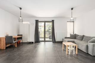 <p>Recent appartement in De Manstraat in Deurne, rustig gelegen met zonnig terras en speelpleintje voor de deur.<br /><br />Dit appartement combineert een aangename ligging met hedendaags wooncomfort in een rustige woonomgeving in Deurne. Gelegen aan de achterzijde van het gebouw geniet je hier van extra privacy en een groot, zonnig terras waar je in alle rust kan ontspannen. Voor gezinnen en koppels vormt het speelpleintje vlak voor de deur een extra troef, terwijl scholen, openbaar vervoer, parken, invalswegen en het ziekenhuis zich vlakbij bevinden. Het appartement beschikt over een praktische indeling met lichtrijke leefruimtes en een moderne keuken. Bovendien is er de mogelijkheid om een autostaanplaats aan te kopen voor €20.000 en is er een gemeenschappelijke fietsenstalling aanwezig.<br /><br />Belangrijkste ruimtes:<br />• Inkomhal met parlofoon<br />• Lichtrijke woonkamer met toegang tot het zonnige terras<br />• Open keuken uitgerust met inductiekookplaat, combi-oven, vaatwasser, dubbele spoelbak, dampkap en koelkast met vriesvak<br />• Slaapkamer met aangename lichtinval<br />• Badkamer met inloopdouche en wastafel in meubel<br />• Berging met aansluiting voor wasmachine en droogkast<br />• Apart toilet met handenwasser<br />• Groot zonnig terras aan de rustige achterzijde van het gebouw<br /><br />Troeven:<br />• Rustige ligging aan de achterzijde met veel privacy<br />• Speelpleintje vlak voor de deur, ideaal voor gezinnen<br />• Mogelijkheid tot aankoop autostaanplaats<br /><br />Neem vandaag nog contact op met je ERA-makelaar voor een bezoek. JOUW DROOMAPPARTEMENT. ZO GEVONDEN!</p>