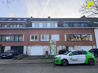 <p><span>Dans le quartier résidentiel agréable et sans voiture de Steenakker, nous trouvons cette maison extrêmement spacieuse, prête à l'emploi, avec 4 chambres à coucher, un garage intérieur et un jardin agréable. La maison est située au calme mais de manière centrale, à proximité des principales rues commerçantes de Mortsel et du magnifique Fort IV. Les écoles, les transports publics (bus, tram et train) et les principales voies d'accès sont également à proximité</span></p><p><span> </span></p><p><span>Disposition :</span></p><p><span>L'entrée de la propriété se fait par un hall d'entrée majestueux au sol carrelé, avec accès au garage intérieur et aux étages supérieurs. Le garage est équipé de placards de rangement des deux côtés et est suffisamment spacieux pour y ranger la voiture et les vélos. A l'arrière, il y a une buanderie pratique avec la plomberie pour la machine à laver et le sèche-linge, ainsi qu'un débarras attenant. Une porte extérieure s'ouvre sur le magnifique jardin bien entretenu, orienté à l'est, dans lequel il fait bon s'asseoir ! Au rez-de-chaussée se trouve également une première chambre spacieuse donnant sur le jardin. </span></p><p><span> </span></p><p><span>En empruntant l'escalier, on accède au premier étage où le salon en L, doté d'un beau parquet, bénéficie d'une grande luminosité grâce aux grandes fenêtres situées à l'avant et à l'arrière. Adjacente à la salle de séjour se trouve une cuisine équipée, dotée de nombreux espaces de rangement et des appareils électroménagers nécessaires, notamment un four, une plaque de cuisson en céramique et une hotte aspirante (seul le réfrigérateur doit être fourni par l'occupant). De la cuisine et du salon, vous avez accès à une terrasse spacieuse et couverte.  Enfin, il y a des toilettes séparées pour les invités avec lave-mains à cet étage. </span></p><p><span> </span></p><p><span>Au deuxième étage, il y a 3 chambres spacieuses et une salle de bain. La salle de bain est équipée d'une baignoire avec douche, d'un meuble lavabo et d'un second WC.</span></p><p><span> </span></p><p><span>Points forts :</span></p><ul><li><span>Situation calme mais centrale à Mortsel</span></li><li><span>4 chambres à coucher spacieuses</span></li><li><span>Garage intérieur et allée</span></li><li><span>Jardin peu entretenu</span></li></ul><p><span> </span></p><p><span> </span></p><p><span>Informations pratiques :</span></p><ul><li><span>Disponible le 01/11/2022</span></li><li><span>EPC : 370 kWh/m²</span></li><li><span>Description de la parcelle : € 275</span></li><li><span>Garantie : 3 mois</span></li></ul><p><span> </span></p><p><span>Réservez dès maintenant votre rendez-vous EN LIGNE vous-même. Surfez sur le bien en question sur notre site web www.habicom.be et cliquez sur le bouton rose 'PLANIFIEZ UNE VISITE'. </span></p><p><span>Pour une visite sur place, contactez-nous à hallo@habicom.be ou surfez sur <span>www.habicom.be</span></span></p><p><span> </span></p><p><span>Plus d'info sur Mortsel ? <span>www.woneninmortsel.be</span></span></p><p><span> </span></p><p><span> </span></p><p><span> </span></p><p><span> </span></p><p><span> </span></p>