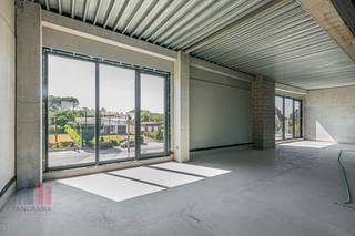 Nieuwbouw kantoorruimte met een oppervlakte van 153 m² en 3 privatieve parkeerplaatsen te koop.Het casco kantoor situeert zich op de 1e verdieping en...