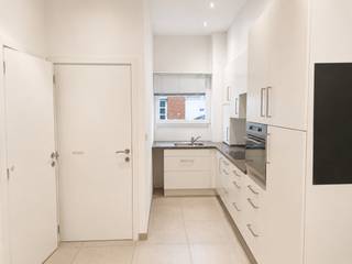 <p>Située dans la très prisée Aaigemstraat, cette maison récemment rénovée comprend trois chambres, un bureau et une agréable terrasse sur le toit. Grâce à son emplacement exceptionnel, à quelques pas de Gent-Sint-Pieters, vous profiterez ici d’une combinaison idéale entre confort, accessibilité et vie urbaine.<br /><br />Dès votre arrivée, vous êtes accueilli dans un hall d’entrée indépendant qui donne accès au salon baigné de lumière. À côté se trouve la cuisine entièrement équipée, dotée de tous les appareils nécessaires.<br /><br />Au rez-de-chaussée se trouve une première chambre avec terrasse attenante, ainsi que des toilettes séparées pour les invités. Au premier étage, vous trouverez un espace ouvert supplémentaire pouvant parfaitement servir de bureau, de coin lecture ou de salle de loisirs. De là, vous avez accès à l’agréable terrasse sur le toit.<br /><br />La maison dispose en outre de deux chambres supplémentaires et d’une salle de bains moderne équipée d’une douche à l’italienne, d’un meuble-lavabo double et de toilettes.<br /><br />Atouts :<br />•⁠ ⁠Maison récemment rénovée<br />•⁠ ⁠3 chambres à coucher à part entière<br />•⁠ ⁠Espace supplémentaire pouvant servir de bureau ou de salle de loisirs<br />•⁠ ⁠Agréable terrasse sur le toit<br />•⁠ ⁠Cuisine entièrement équipée<br />•⁠ ⁠Salle de bains moderne avec douche à l'italienne<br />•⁠ ⁠Indice de mobilité de 9/10<br />•⁠ ⁠À quelques pas de Gent-Sint-Pieters<br />•⁠ ⁠Excellente accessibilité et emplacement central<br /><br />Grâce à la combinaison d'une finition de qualité, d'un agencement pratique et d'un emplacement de choix, ce logement constitue un foyer idéal pour les familles, les couples ou les professionnels qui souhaitent vivre au cœur de Gand.<br /><br />Pour plus d'informations ou pour organiser une visite, contactez Thomas au 0474 26 27 58 ou à l'adresse info@vicusvastgoed.be.</p>