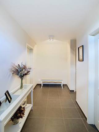 <p>Deze stijlvolle villa te huur in Lubbeek biedt een perfecte combinatie van ruimte, comfort en energiezuinig wonen. Dankzij de kwalitatieve afwerking, de praktische indeling en de mooie tuin vormt deze woning een ideale thuisbasis voor wie op zoek is naar een instapklare woning met drie slaapkamers in een aangename woonomgeving.</p><p></p><p>Bij het betreden van de woning kom je terecht in een ruime inkomhal die meteen een gevoel van openheid en kwaliteit uitstraalt. Op het gelijkvloers bevindt zich een veelzijdige bureau- of recreatieruimte die perfect kan worden ingericht als thuiswerkplek, hobbyruimte of speelkamer. Verder is er een afzonderlijk gastentoilet aanwezig.</p><p></p><p>De lichtrijke leefruimte vormt het hart van de woning en biedt een mooi uitzicht op de tuin. Grote raampartijen zorgen voor een aangename verbinding tussen binnen en buiten. Vanuit de woonkamer heb je directe toegang tot het terras en de verzorgde tuin met mooie beplanting. De open keuken is volledig uitgerust en biedt alle comfort voor dagelijks gebruik. Aansluitend bevindt zich een praktische berging met wasmachine, diepvries en ingebouwde opbergkasten. Daarnaast is de woning uitgerust met een waterverzachter voor extra wooncomfort.</p><p></p><p>De garage beschikt over een automatische poort en biedt een rechtstreekse toegang tot de tuin. Voor de garage bevindt zich een extra parkeerplaats. Een bijzonder pluspunt is de verwarmde oprit naar de voordeur, wat tijdens de wintermaanden voor extra gemak zorgt. De woning is bovendien volledig onderkelderd, waardoor er bijzonder veel opslag- en gebruiksmogelijkheden aanwezig zijn.</p><p></p><p>Op de eerste verdieping leidt de ruime nachthal naar drie comfortabele slaapkamers. De badkamer beschikt over een ligbad, douche, toilet en dubbele lavabo. Aansluitend bevindt zich een praktische ensuite dressing die extra comfort en opbergruimte biedt. Daarnaast beschikt de woning nog over een zolderruimte.</p><p>Dankzij de aanwezige zonnepanelen en het uitstekende EPC-label A geniet je van een energiezuinige woning met lagere energiekosten. De combinatie van ruimte, licht, functionaliteit en een verzorgde buitenomgeving maakt van deze villa een bijzonder aantrekkelijke huurwoning in Lubbeek.</p><p></p><p>De woning is beschikbaar vanaf 1 augustus. Een eerdere beschikbaarheid is bespreekbaar. Huurprijs: 1950 euro per maand. Ontdek zelf alle troeven van deze prachtige villa en plan gerust een bezoek. Plan nu je bezoek via: www.living-stone.be of stuur een mail naar charlotte.geyskens@living-stone.be!</p>
