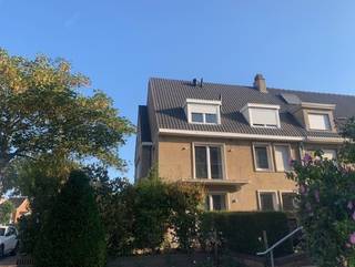 <p><strong>De Panne, kleinschalige residentie zonder lift, bestaande uit 3 volledig gerenoveerde appartementen.</strong><br /><br />Gelegen aan de duinen met prachtig zicht en toch op slechts enkele passen van de marktplaats en het commercieel centrum.</p>

<p>Bestaande uit:<br />*Gelijkvloersappartement nr. GV.02 met 2 slaapkamers + terras en tuin  <br />VERHUURD<br />*Appartement nr. 01.01 op de eerste verdieping met 2 slaapkamers en beschikbaar vanaf 01 december 2026<br />Huurprijs : € 1050 per maand - syndicuskosten inclusief. <br />*Duplexappartement nr. 02.01 op de tweede en derde verdieping met 3 slaapkamers + terras en beschikbaar vanaf 01 november 2026<br />Huurprijs : € 950 per maand - syndicuskosten inclusief.<br /><br />Ieder appartement beschikt over een ruime individuele berging en er is een gemeenschappelijke fietsenberging in de residentie. </p>

<p> </p>