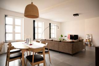 <p><span>Dit prachtige en eigentijdse appartement is gelegen op de Plèk te Hoegaarden, op de eerste en tweede verdieping van het gebouw.</span></p><p><span> </span></p><p><span>Dit appartement heeft een aparte toegang met trap naar de eerste verdieping.</span></p><p><span> </span></p><p><span>Op deze eerste verdieping is een ruime living met open keuken.  </span></p><p><span>De living geeft uit op het terras.  Op deze verdieping is een eerste toilet.</span></p><p><span> </span></p><p><span>Op de bovenverdieping zijn er 4 slaapkamers.  2 grote en 2 kleinere.</span></p><p><span> </span></p><p><span>De badkamer heeft een inloopdouche, dubbele lavabo en tweede toilet.</span></p><p><span> </span></p><p><span>Parkeren kan gratis op het Gemeenteplein.</span></p><p><span>Geen bijkomende algemene kosten.</span></p>
