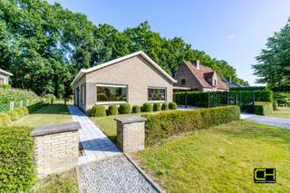 Deze knusse open bebouwing bevindt zich in een rustige en kindvriendelijke wijk met een vlotte verbinding naar de N9 en R4, op een mooi perceel van 700 m² <br />De woning biedt een comfortabele indeling en een aangename woonomgeving, palende aan een kasteeltuin.<br /><br />U wordt verwelkomd in de ruime inkomhal, een lichtrijke woonkamer met een aangename woonkeuken.<br />Badkamer met ligbad, toilet en lavabo, voorraadkamer, tuin rondom de woning en een inpandige garage met geautomatiseerde poort.<br />De bungalow beschikt over twee slaapkamers<br /><br />Troeven: Rustige ligging, palend aan de kasteeltuin<br /><br />Bezoekmoment dinsdag 30 juni van 15h tot 18h, mits het maken van een afspraak via 09 395 05 40 of verkoop@concept-home.be 