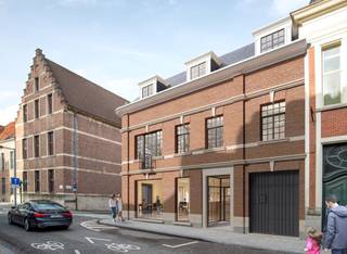 Het pand ligt in het historisch hart van Kortrijk, een uitzonderlijke plek waar geschiedenis, beleving en bereikbaarheid samenkomen.<br /><br />Deze exclusieve locatie, pal naast de Onze-Lieve-Vrouwekerk oefent een sterke aantrekkingskracht uit op bewoners, bezoekers en ondernemers. Dankzij de recente vernieuwingswerken rond de Onze-Lieve-Vrouwekerk is er een harmonieuze verbinding ontstaan tussen het winkelwandelgebied, de verlaagde Leieboorden en de Grote Markt, een ingreep die de beleving van deze historische stadskern aanzienlijk versterkt.<br /><br />Authentiek wonen, werken en winkelen! Het voormalige hotel "Groeninge" werd omgevormd tot een uniek pand dat uitnodigt tot wonen, werken en winkelen, met behoud van zijn authentieke karakter en waardevolle architectuur.<br /><br />Op de eerste verdieping bevindt zich 265,5m² vrij in te vullen commerciële ruimte, geschikt als exclusieve winkelruimte of hoogwaardig kantoor.<br />Kenmerkend zijn de royale raampartijen met grote zichtbaarheid en overvloedige lichtinval, perfect in balans met de authentieke elementen en hedendaagse architectuur.<br /><br />Dankzij een passerelle die rechtstreeks aansluit op de handelsruimte op het gelijkvloers, geniet u mee van het bruisende stadsleven.<br /><br /><br />Waarom net dit aanbod overwegen?<br /><br />-&gt; authentieke &amp; klassevolle uitstraling<br />-&gt; centrale ligging historische centrum<br />-&gt; casco oplevering: volledige vrijheid in inrichting en indeling<br /><br />Interesse, bel 0486 05 88 88