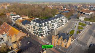 Dit nieuwbouwappartement met 3 slaapkamers is gelegen op het gelijkvloerse verdiep van Residentie Patersvat.<br /><br />Het appartement heeft een uiterst goede verbinding en is centraal gelegen aan het station van Diksmuide. Diverse lokale handelaars en grootwarenhuizen bevinden zich allen op wandelafstand. <br /><br />Dit lichtrijk appartement wordt betreden via de gemeenschappelijke inkomhal waar ook de brievenbussen terug te vinden zijn. Via de inkomhal met apart gastentoilet komt men in de lichtrijke leefruimte met bureauhoek. Hier bevindt zich ook de open keuken die voorzien is van een combi-oven, vitro-keramische kookplaat, dampkap, koelkast, vaatwasmachine en een spoelbak (AEG toestellen).Verder zijn er 3 slaapkamers, een badkamer voorzien van lavabo en inloopdouche en een bergruimte waar tevens ook alle technieken toekomen. <br /><br />Dit appartement beschikt over 2 ruime terrassen van 7,52m² en 25m²<br /><br />Uiteraard beschikt deze topper over een gemeenschappelijke fietsberging.<br /><br />Bent u opzoek naar een ideale investering of naar een instapklaar appartement? Dan is dit een unieke kans! Aarzel dan niet en contacteer ons voor meer informatie.<br /><br />Aandacht aan investeerders! Elk appartement biedt een goed rendement én de eerste verhuring is gratis!<br /><br />