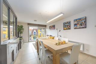 <ul>
<li>Dit twee slaapkamer appartement is gelegen in de Pastoor Pypestraat, <strong>centrum Oostende</strong>.</li>
<li>Het appartement is gelegen op de <strong>derde verdieping</strong> en geniet van een <strong>open zicht</strong>.</li>
<li>door de gunstige oriëntatie is er steeds veel natuurlijk <strong>daglicht en zon</strong> die binnenvalt in het appartement.</li>
<li>Indeling is als volgt: inkom, leefruimte met open keuken, <strong>twee slaapkamers</strong>, berging, badkamer en toilet.</li>
<li>Zowel het appartement als de residentie zijn in een zeer <strong>goed onderhouden</strong> staat.</li>
<li>Het ideale appartement als tweede verblijf of investering.</li>
</ul>