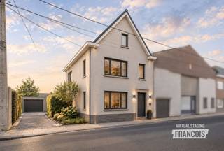 SOLIDE HALFOPEN WONING MET VEEL POTENTIEEL, 3 SLAAPKAMERS EN ZONNIGE TUIN<br /><br />OPEN HUIS OP AFSPRAAK: 17/10 VAN 10 TOT 12U. <br /><br />Op zoek naar een woning die u volledig naar eigen smaak en wensen kunt renoveren? Deze solide halfopen bebouwing in de Hulstersestraat in Ooigem biedt een uitstekende basis en verrassend veel mogelijkheden.<br /><br />De woning beschikt over een ruime en bijzonder lichtrijke woonkamer, een aparte keuken, praktische berging, 3 slaapkamers, een badkamer en een ruime zolder die nog heel wat mogelijkheden biedt. Daarnaast beschikt de woning over een kelder, ideaal als extra bergruimte.<br /><br />Achteraan geniet u van een aangename, zonnige tuin waar u in alle rust kunt ontspannen, tuinieren of gezellig tafelen. De oprit zorgt bovendien voor praktisch parkeren op eigen terrein. Voor wie niet bang is om de handen uit de mouwen te steken, biedt dit net de kans om de woning stap voor stap te moderniseren en er een hedendaagse, comfortabele thuis op maat van te maken.<br /><br />