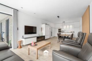 <p>Ontdek dit prachtig instapklare gelijkvloerse nieuwbouwappartement (bouwjaar 2023) op een uitstekende ligging in Bree. Dankzij de volledige indeling op het gelijkvloers is dit appartement niet alleen ideaal voor starters of koppels, maar ook perfect geschikt voor mensen die minder mobiel zijn of nood hebben aan rolstoeltoegankelijk wonen.</p>
<p>Bij het binnenkomen ervaart u meteen de moderne en kwalitatieve afwerking. De lichtrijke leefruimte sluit mooi aan op de volledig uitgeruste open keuken en werd extra afgewerkt met een stijlvol vernieuwd tv-meubel en een gezellige elektrische inbouwhaard. Het appartement beschikt daarnaast over twee volwaardige slaapkamers en een comfortabele badkamer, volledig instapklaar zonder bijkomende werken.</p>
<p>Achteraan geniet u van een ruim terras met zicht op het groen, waar rust en privacy centraal staan. Extra praktisch zijn de ondergrondse autostandplaats en privatieve kelderberging die inbegrepen zijn.</p>
<p>Ook technisch scoort dit appartement uitstekend: met een EPC-label A, zonnepanelen, aluminium ramen met hoogrendementsglas, conforme isolatienormen en een energiezuinige gascondensatieketel gecombineerd met comfortabele vloerverwarming bent u volledig klaar voor de toekomst.</p>
<p>De ligging vormt een absolute troef: op de grote ring van Bree, vlakbij winkels, horeca en met een vlotte verbinding richting Bocholt, Peer, Oudsbergen en Kinrooi.</p>
<p>Waarom dit appartement een bezoek waard is:</p>
<ul><li>Gelijkvloers en rolstoelvriendelijk</li><li>Energiezuinige nieuwbouw (EPC A)</li><li>2 ruime slaapkamers</li><li>Groot terras met groen uitzicht</li><li>Ondergrondse autostandplaats + kelderberging</li><li>Vloerverwarming voor extra comfort</li><li>Centrale ligging nabij winkels en horeca</li></ul>
<p>Interesse? Contacteer Max dan voor een bezoek!</p>