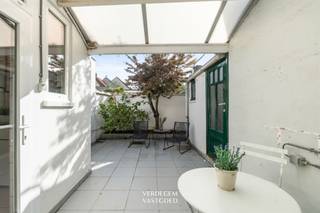 <p><span>Locatie<br /></span><span>Deze woning ligt in het hart van Gentbrugge, in een rustige straat met een echt dorpsgevoel.<br />Op enkele fietsminuten ben je in het centrum van Gent. <br />Bakker, supermarkt, scholen en het Gentbruggeplein liggen op wandelafstand. <br />De Gentbrugse Meersen zijn vlakbij.<br />Met de auto zit je snel op de E17 en de R4 en ook het openbaar vervoer is goed bereikbaar.<br /><br /></span><span>Charmante rijwoning met stadskoer in Gentbrugge<br /></span><span>Je komt binnen in een inkomhal met trap naar de verdieping. <br />Van hieruit loop je door naar de leefruimte. <br />Vooraan is er plaats voor een ruime eethoek. <br />Achteraan zit de zithoek met een gezellige bakstenen schouw en een ingebouwde houten kast. <br />Een groot raam achteraan geeft licht en zicht op het overdekte terras met stadskoertje.<br />De aparte keuken is functioneel ingericht met gaskookplaat, dampkap en spoelbak. <br />Op het gelijkvloers is er verder een badkamer met douche en lavabo.<br />Op de verdieping liggen twee ruime slaapkamers. <br />Buiten geniet je van een overdekt terras dat uitkomt op een rustige stadskoer met boom en plantenbak. <br />Hier is ook een aparte bergruimte met rekken. <br />Tenslotte is er een kelder en apart toilet in de inkomhal.<br /><br /></span><span>Troeven<br /></span><span>/ gezellige rijwoning in Gentbrugge<br />/ instapklaar<br />/ stadskoer<br />/ vlotte bereikbaarheid<br />/ ideaal als starterswoning of investering</span></p>