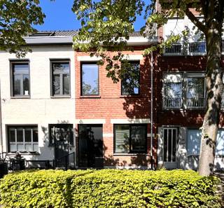Deze instapklare rijwoning is gelegen in een rustige straat in het geliefde Mariaburg.De woning geniet van een unieke positionering: vooraan kijkt u...