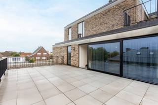 Dit recent gebouwde appartement van 79m2 + terras( 33,5 m²) is gelegen op de eerste verdieping van de residentie: STROPKEN te Massemen.Op een...