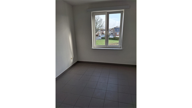 Een opgeschilderd appartement op de tweede verdieping - foto 3