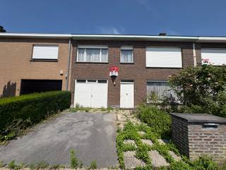 Op zoek naar een woning die je zelf kan aanpassen naar eigen smaak? <br />Dan is deze woning ideaal voor jou! Op een ideale rustige ligging, nabij scholen, openbaar vervoer en dichtbij centrum.<br /><br /><strong>Indeling: </strong><br />Inkomhal, living, berging, kelder, veranda, keuken, tuin en garage<br />1ste verdiep: 4 slaapkamers en bureau ruimte<br />2de verdiep: zolder met mogelijkheid om 2 extra slaapkamers te maken<br /><br /><strong>troeven:</strong>
<ul><li>veel potentieel</li><li>mogelijkheid tot 7 slaapkamers</li><li>garage en 2 staanplaatsen</li><li>rustige ligging</li></ul>