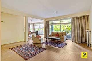 <p><span>Lichtrijk 3 slaapkamer hoek-appartement met 2 badkamers en ZW-terras in de Veldekens!</span></p><p><span>Dit ruim en lichtrijk 3 slaapkamer appartement (151m²) ligt op de eerste verdieping van een modern en goed onderhouden appartementsgebouw met lift, te midden van de gegeerde Veldekens-wijk. Op deze toplocatie is het aangenaam, rustig en kwalitatief wonen in een groene omgeving. Bovendien geniet u een centrale ligging op een boogscheut van winkels, scholen, parken, horeca, sportfaciliteiten, openbaar vervoer en invalswegen. Dit op te frissen hoek-appartement beschikt over een uitstekend EPC A, biedt een enorm potentieel en is beschikbaar bij akte.</span></p><p><span> </span></p><p><span>De indeling is als volgt:</span></p><p><span> </span></p><p><span>Inkomhal, leefruimte, keuken & berging:</span></p><p><span>Bij het betreden van het appartement via de inkomhal met veiligheidsdeur, videofoon en ingemaakte vestiaire valt het oog meteen op de warme parketvloer die naadloos werd doorgetrokken in de riante leefruimte van maar liefst 50m². De prachtige natuurlijke lichtinval accentueer het ruimtegevoel doorheen het ganse appartement des te meer. De omvangrijke leefruimte kent een organische indeling die zich leent tot elk interieur, biedt 100 % privacy en geniet een groen uitzicht. De ideale combinatie voor een optimale woon- en leefkwaliteit. De keuken op onderhoudsvriendelijke tegelvloer voorziet veel werk- en opbergruimte en is uitgerust met een keramisch vuur, dampkap, oven, koelkast en dubbele lavabo. Indien gewenst kan de keuken eenvoudig worden opengetrokken. Aanpalend ligt de berging met aansluitingen voor de wasmachine/droogkast en voldoende plek voor een vriezer, kuisgerief en extra voorraad. </span></p><p><span> </span></p><p><span>Nachthal, toilet, douchekamer, slaapkamers, balkon & badkamer:</span></p><p><span>Via de nachthal komt u bij het aparte gastentoilet met glazen handenwasser alsook bij de douchekamer. Het appartement telt 3 volwaardig slaapkamers (ca. 9,5, 11 & 19,5m²) die allen voorzien zijn van elektrische rolluiken. Twee kamers beschikken over TV- en telefoonaansluitingen en één kamer heeft een eigen balkon. De badkamer ligt en suite de master-bedroom en omvat een ligbad/douche combinatie, dubbel wasmeubel met bijhorende spiegelkast en een bijkomend toilet.</span></p><p><span> </span></p><p><span>Terras, kelder, autostaanplaats & fietsberging:</span></p><p><span>Met een uitgestrekt ZW-terras kan u de hele dag door, in alle rust, genieten van zowel zon als schaduw. Aperitieven, gezellig tafelen of even uitblazen na een drukke werkdag wordt tot een ongekend niveau getild. Het zicht op de omringende natuurpracht is de kers op de taart. De ruime, privatieve kelderberging is inbegrepen. De ondergrondse staanplaats dient bij aangekocht te worden (€ 30.000). Fietsen kunnen veilig en wel ondergronds gestald worden.</span></p><p><span> </span></p><p><span>Extra troeven:</span></p><p><span>- Mobiscore 9,5/10</span></p><p><span>- Lichtrijk en groen</span></p><p><span>- 151m² (cfr. EPC)</span></p><p><span>- 3 slaapkamers & 2 badkamers</span></p><p><span>- EPC A</span></p><p><span>- HR ramen</span></p><p><span>- HR condensatieketel 2019</span></p><p><span>- Elektrische rolluiken</span></p><p><span>- Individuele meters</span></p><p><span>- Centraal ventilatiesysteem</span></p><p><span>- Aparte wasruimte</span></p><p><span>- Staanplaats, fietsberging en kelder</span></p><p><span>- Groot ZW-terras & balkon</span></p><p><span> </span></p>