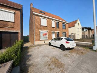 Ben je op zoek naar een betaalbare woonst in Zedelgem?<br />Gevonden!<br /><br />Deze woning biedt dé basis voor jouw droomwoning!<br /><br />De woning bestaat uit:<br />Inkomhal<br />gezellige leefruimte<br />praktische keuken<br />badkamer met ligbad en toilet<br /><br />Op de eerste verdieping:<br />3 slaapkamers<br />apart toilet<br />zolderruimte<br /><br />Op de tweede verdieping:<br />Master bedroom<br /><br />Troeven:<br />- Verrassend ruim gevoel<br />- 2 parkeerplaatsen voor de deur!<br />- grote garage/bergruimte/mancave/werkplaats achteraan<br />- uitstekende uitvalsbasis<br /><br />Niet twijfelen! Vraag vandaag nog je bezoek aan via 0479/43 30 86<br />Altijd welkom!
