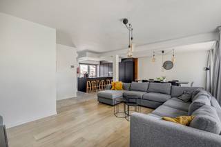<p><span>Ontdek dit instapklare en uitzonderlijk ruime duplexappartement van maar liefst </span><strong><span>136 m²</span></strong><span>, gelegen in een rustige en aangename woonomgeving in Oostende. Dankzij de recente renovatie, de hoogwaardige afwerking en de energiezuinige voorzieningen geniet u hier van optimaal wooncomfort.</span></p>
<p>De lichtrijke leefruimte sluit naadloos aan op de moderne open keuken, die uitgeeft op een zonnig terras. Het appartement beschikt over twee volwaardige slaapkamers, waarvan één met toegang tot een tweede privéterras. De luxueuze badkamer is uitgerust met een ruime inloopdouche, een stijlvolle lavabo en een tweede toilet. Daarnaast is er een afzonderlijk gastentoilet.</p>
<p>Met airconditioning, zonnepanelen, een EPC-label A en een uitstekende isolatie bent u verzekerd van een energiezuinige woning met lage verbruikskosten.</p>
<p>Dit appartement verkeert in uitstekende staat en is volledig instapklaar, ideaal voor wie zonder zorgen wil verhuizen. Bovendien bestaat de mogelijkheid om een zeer ruime garage van 19 m² of 23 m² afzonderlijk aan te kopen, een absolute meerwaarde in deze buurt. Het gebouw beschikt over een lift maar biedt geen rechtstreekse toegang tot het appartement.</p>
<p>Bent u op zoek naar een ruim, modern en energiezuinig appartement op een rustige locatie in Oostende? Contacteer de eigenaar rechstreeks via 0489/67.89.80 voor meer informatie of een bezoek.</p>