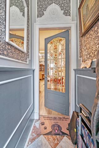 KNUSSE EIGENDOM MET ENKELE AUTHENTIEKE MATERIALEN, TOF TERRAS MET OVERDEKTE BUITENKEUKEN <br />inkomhal,ruime voorplaats (momenteel fietsen berging met ingemaakte kasten als vestiaire kast) eventueel bureel ruimte ,authentiek deur naar knusse leefruimte met grote authentieke koepel in loodglas<br />kleine maar zeer praktische badkamer ( 2 schuiven in trap verwerkt ) gezellige keuken waar je in kan eten <br />overdekte ruime buitenkeuken waar je kan eten, terras <br />1 ste verd. 2 ruime slaapkamers <br />2  de verd  3 de ruime slaapkamer + bergzolder <br />EPC 571  airco <br /><br /> 