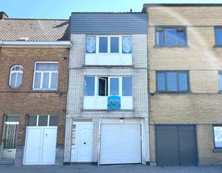 IDEALE OPBRENGSTEIGENDOM bestaande uit 2 op te frissen appartementen (elk 1 slaapkamer), centraal gelegen nabij het centrum. Met een...