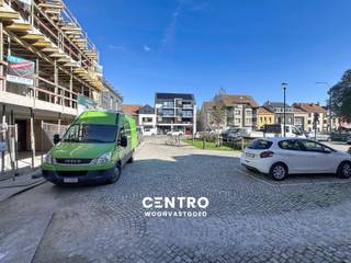 Welkom in Residentie 'de Witte Lelie', een hedendaags nieuwbouwproject bestaande uit onder andere 13 appartementen, waar PRACHTIGE ARCHITECTUUR en energiezuinig wooncomfort samengaan met de PERFECTE ligging en voldoende RUIMTE op wandelafstand van allerhande winkels en het openbaar vervoer! Dankzij de goeie oriëntatie kunt u hier zalig GENIETEN van een ZUIDgericht terras in een mooie omgeving waar elke koper één of meerdere garageboxen kan aankopen!<br /><br /><strong>INDELING:<br /><u><em>Eerste verdieping:</em></u></strong><br />Inkomhal - ruime living met bureelhoek - volledig ingerichte open keuken (kan nog naar eigen smaak afgewerkt worden) - aanpalend een ruim ZUIDgericht zonneterras - berging/wasplaats - afzonderlijk hangtoilet (met handwasbakje) - volledig ingerichte badkamer (O.a. met dubbel lavabomeubel en douche) - slaapkamer 1 - slaapkamer 2.<br /><br /><u><strong>Opmerkingen:</strong></u><br />- TOParchitectuur!<br />- RUIM appartement: Circa 120m2 bewoonbare oppervlakte!<br />- 6% btw mogelijk (ipv 21% btw)!<br />- Zeer ENERGIEZUINIG: Verwarming via geothermie en zonnepanelen aanwezig!<br />- KWALITATIEVE afwerking: Vloerverwarming, zonnepanelen, kwalitatieve keuken en badkamer, aluminium ramen...<br />- Passieve KOELING aanwezig!<br />- TOPligging: Op wandelafstand van bakker, slager, supermarkt, bank, apotheek, bushalte...<br />- Gemeenschappelijke fietsenberging op het gelijkvloers.<br />- Mogelijkheid tot het aankopen van meerdere GARAGEBOXEN per appartement!<br />- Keuze van afwerking vloeren, keuken, badkamer en deuren!<br /><br />Het spreekt voor zich dat deze residentie PERFECT gelegen is. De architect en de bouwheer hebben bewust gekozen voor voldoende RUIME appartementen met veel WOONCOMFORT met een KWALITATIEVE afwerking, waar elk appartement beschikt over 2 of 3 slaapkamers. Dit project is werkelijk een investering in uw toekomst aangezien u ENERGIEZUINIG (verwarming via geothermie / zonnepanelen) kunt leven. Kortom, een project met zeer veel TROEVEN, aangezien dit project bovendien ook in aanmerking komt voor 6% btw (ipv 21% btw), ook voor INVESTEERDERS!<br /><br />Contacteer CENTRO Vastgoed voor meer informatie over de beschikbare appartementen en het inzien van de bouwplannen van dit unieke nieuwbouwproject: 050/70.01.02 - info@centro.be