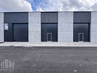 Nieuwbouw KMO-unit met een oppervlakte van +/- 136 m² te koop, de unit maakt deel uit van de gloednieuwe KMO-site <strong>"CLARYSSE BUSINESS PARK"</strong> en is uitstekend gelegen langs de Brugsesteenweg (N50) en biedt moderne en hoogwaardige KMO-units. <br />Het project bestaat uit 38 KMO-units met oppervlaktes van 90 m² tot 488 m², eventueel samen te voegen tot grotere entiteiten. <br /><br />De casco loodsen zijn opgebouwd uit een staalconstructie in combinatie met betonwanden en architecturale sandwichpanelen en hebben een vrije hoogte van +/- 6 m. Elk magazijn is toegankelijk via een automatische sectionale poort (4m B x 4,5 m H) met geïntegreerde loopdeur of met aparte toegangsdeur met bovenliggende raampartij. Daarnaast zijn de units voorzien van een lichtstraat met rookluik (brandklasse C), geïsoleerd steeldeck, polybetonvloer, aansluitingen voor water, elektriciteit en een afvoer.<br /><br />Per twee units wordt er een regenwaterput van 5.000 L voorzien en optioneel kunnen er zonnepanelen geplaatst worden. <br />De unit heeft 1 vaste parkeerplaats !!!<br /><br />Beschikbaar bij akte.<br /><br />Contacteer <strong>PANORAMA B2B</strong> voor bijkomende inlichtingen of een vrijblijvend plaatsbezoek <strong>050 300 800</strong>.
