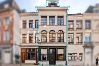 Neoclassicistische stadswoning uit de 19de eeuw met zicht op de Schelde en de KathedraalIn deze woning ervaar je Antwerpen op zijn meest authentieke...