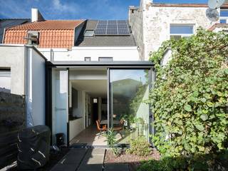 Bel Sander rechtstreeks op 0479355602 voor een bezoek. <br /><br />Aan de rand van de Brugse Poort, op zeer bereikbare locatie te Gent, wordt deze bijzondere gerenoveerde (2016) woning te koop aangeboden. Achter de verzorgde gevel gaat een knap uitgedachte, stijlvolle woonst schuil, met klare ruimtes, veel lichtinval en heel wat bergruimte. <br /><br />Bij het binnentreden vinden we onmiddellijk een grote inkom met inloopkasten en plaats voor fietsen. Achter de schuifwand zien we vervolgens de royale leefruimte. Hier is onder meer gelegenheid voor een ingewerkt bureau, salon en eetplaats. De strakke keuken en de ingemaakte ontbijthoek geven het geheel een verzorgde, moderne look. Via de imposante schuiframen is er toegang tot de gezellige stadstuin. Verder op het gelijkvloers is er toegang tot een praktische, droge kelder. <br /><br />Op de eerste verdieping vinden we het gastentoilet, de knap afgewerkte badkamer met ingewerkte wasplaats en een eerste grote kamer. Bemerk zeker de charmant afgewerkte trap- en trapwanden in hout. Op de tweede verdiepingen bevinden zich een dressing en opnieuw een grote kamer met tal van ingemaakte kasten en een wastafel. <br /><br />Zonnepanelen - gunstig EPC (119) - elektrisch conform - asbestveilig - postinterventie- en volledig bouwdossier beschikbaar.