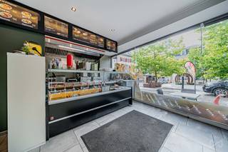 <p><span>We Invest Sud-Luxembourg stelt u dit gemengde pand voor, ideaal gelegen aan Place Nestor Outer 14 in Virton, met een handelsruimte op de begane grond en een woongedeelte op de verdieping.</span></p>
<p><span>De momenteel verhuurde handelsruimte omvat een ruime zaal met een tooggedeelte en eetruimte, een afzonderlijk toilet, een kitchenette, een opslagruimte en een kleine binnenplaats.</span></p>
<p><span>Het woongedeelte is toegankelijk via een aparte ingang en biedt een mooie, lichte leefruimte met talrijke grote raampartijen, een balkon met uitzicht op het plein, een grote keuken, zes ruime slaapkamers, twee badkamers en drie toiletten.</span></p>
<p><span>Het gebouw beschikt over twee aparte ingangen, afzonderlijke installaties voor elektriciteit, verwarming en warm water, evenals kelders onder de volledige oppervlakte van het gebouw, die aanzienlijke opslagruimte bieden.</span></p>
<p><span>Het woongedeelte werd vroeger gebruikt als studentenhuisvesting, waarbij elke kamer werd verhuurd voor €450/maand, inclusief kosten. De handelsruimte is momenteel verhuurd voor €862/maand, goed voor €10.344 aan jaarlijkse huurinkomsten.</span></p>
<p><span>Dankzij de indeling en de ruime volumes is dit pand een interessante kans voor een verhuurinvestering of voor een gezin dat een ruime woning zoekt met aanvullende huurinkomsten uit de handelsruimte.</span></p>
<p><span>Voor meer informatie of een bezichtiging: +32 (0)63 33 00 69 – </span><span>sud.luxembourg@weinvest.be</span></p>