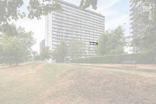 Dit mooi appartement heeft 2 slaapkamers, een ruim balkon met een fantastisch uitzicht op de stad en is gelegen op een TOP locatie! Het heeft eveneens een uitstekende EPC score.<br />Dit appartement aan deze scherpe instelprijs is een uitzonderlijke opportuniteit!<br /><br />Op amper 10 minuten fietsen bevindt zich het historisch centrum van de stad. De dichts bijzijnde supermarkt ligt werkelijk achter de hoek. <br />Als je even wil genieten van de natuur kan dat dat onmiddellijk in het Groenevalleipark. Ook de Watersportbaan en het recreatiedomein de Blaarmeersen liggen op fiets - en wandelafstand. <br />Aangezien zowel winkels en scholen op wandelafstand bereikbaar zijn is het voor deze locatie absoluut niet noodzakelijk om in het bezit te zijn van een wagen.<br />Het openbaar vervoer zorgt voor een ideale verbinding naar zowel het centrum Gent als het station Gent St- Pieters en Gent Dampoort.<br />Doch is er met de auto een zeer goede verbinding met de R4 en de stadsring. Op 5 minuten rijden heb je aansluiting met de E17 en de E40.<br /><br />Het appartement zelf bevindt zich op de 6de verdieping. De inkomhal brengt je naar de ruime leefruimte. Aansluitend bevindt zich de aparte keuken met toegang tot het terras met een fenomenaal uitzicht. Zalig om lekker lang te genieten met vrienden en familie in de buitenlucht.<br />Verder is het appartement voorzien van 2 aparte slaapkamers, badkamer en toilet.<br />Tevens is er een extra bergruimte voorzien in de kelder.<br /><br />Dit appartement heeft alle troeven in huis om er een gezellige thuis van te maken!<br /><br />De maandelijkse syndic kosten bedragen 170 Eur.<br /><br />Deze opportuniteit is er ééntje voor de snelle beslisser en ideaal voor wie in de rand van Gent wil wonen en alles dichtbij wil hebben.<br /><br />Beschikbaar bij akte.<br /><br />Interesse in deze TOPPER? Contacteer dan snel Topvastgoed voor een bezoek op het nummer 0475 700 700