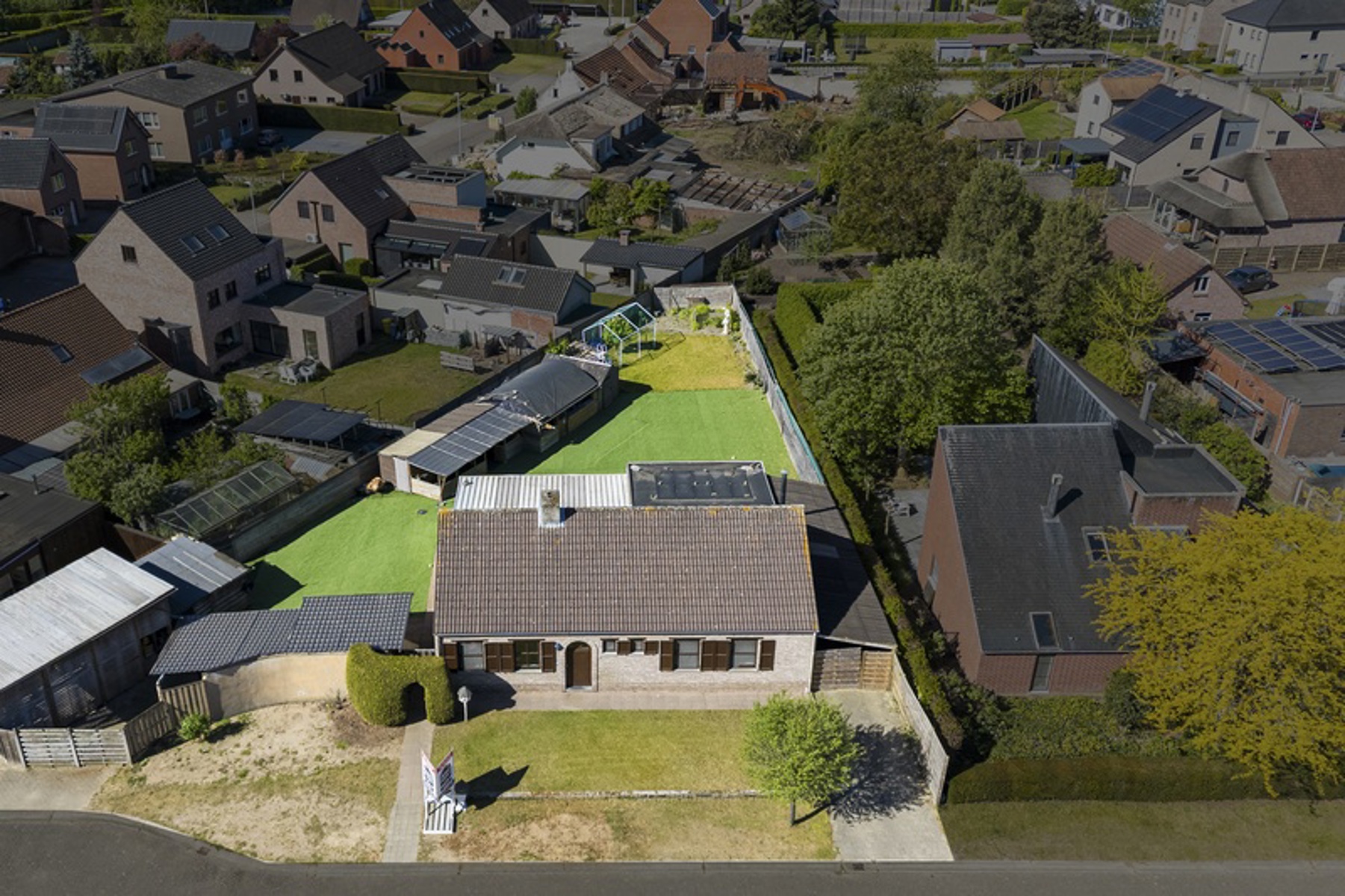 Rustig gelegen gelijkvloerse woning met 3slk op ruim perceel - foto 2