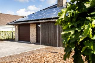 <p>Op zoek naar een instapklare woning op een toplocatie? Deze charmante bungalow in Vosselare combineert comfortabel wonen met een aangename tuin in een kindvriendelijke buurt.<br /><br />Winkels, scholen, openbaar vervoer en sporthal Oostbroek bevinden zich op wandelafstand. Bovendien geniet u van een vlotte verbinding naar Gent en Deinze.<br /><br />Troeven van deze woning:<br /><br />Ruime leefruimte met gezellige zit- en eethoek.<br /><br />3 slaapkamers, ideaal voor een gezin of thuiswerk.<br /><br />Praktische indeling met alle voorzieningen op het gelijkvloers.<br /><br />Grote, geïsoleerde zolder met extra mogelijkheden.<br /><br />Garage met bijkomende opbergruimte.<br /><br />Volledig omheinde tuin met tuinberging en onderhoudsvriendelijk zonneterras.<br /><br />34 zonnepanelen als extra troef.<br /><br />Het minder gunstige EPC is voornamelijk te wijten aan de accumulatieverwarming. Vervanging hiervan biedt mogelijkheden om de energieprestatie te verbeteren. De uiteindelijke EPC-score hangt af van de gekozen installatie en uitgevoerde werken.<br /><br />Bezoekmoment: zaterdag 24 oktober 2026, uitsluitend op afspraak.<br /><br />Interesse? Contacteer Simon Coens voor meer informatie of een bezoek.<br /><br />0478 20 67 74<br />simon@cornelis-goeman.be</p>